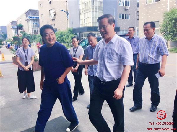 博多俞董事長引領(lǐng)毛書記一行參觀博多